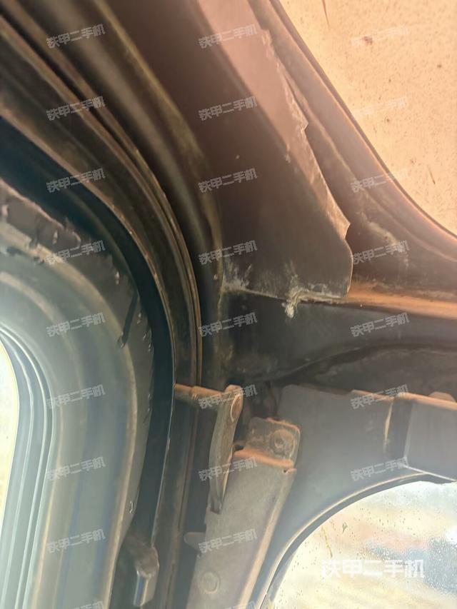 行走控制手柄和踏板?俯拍（駕駛室部分）