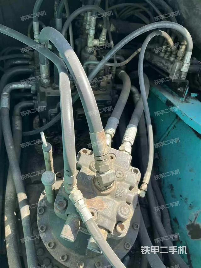 回转马达和主控阀（整机外观）