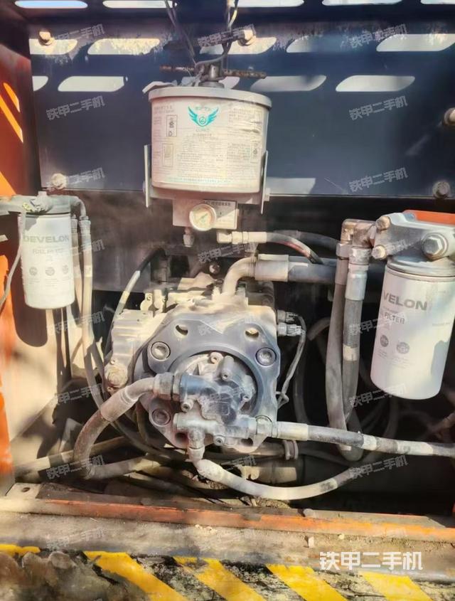 液壓泵艙室正面整體（整機外觀）