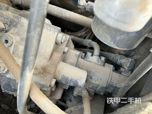 液壓泵艙室正面整體（整機外觀）