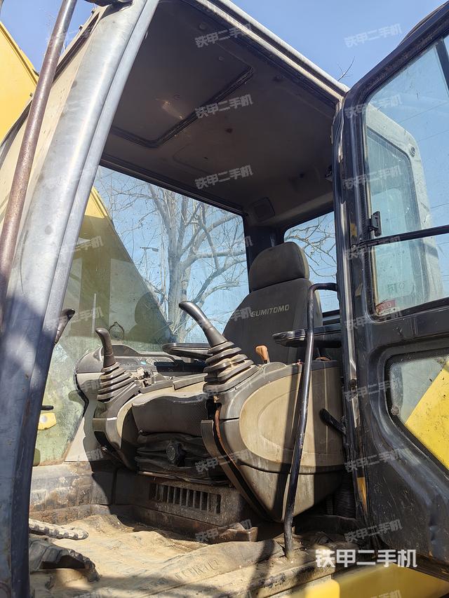 駕駛室整體(整機(jī)外觀) 駕駛室整體(整機(jī)外觀)