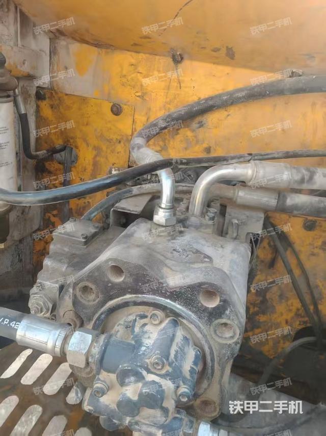 液壓泵艙室正面整體（整機外觀）