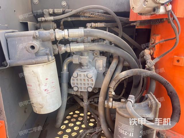 液壓泵艙室正面整體（整機外觀）