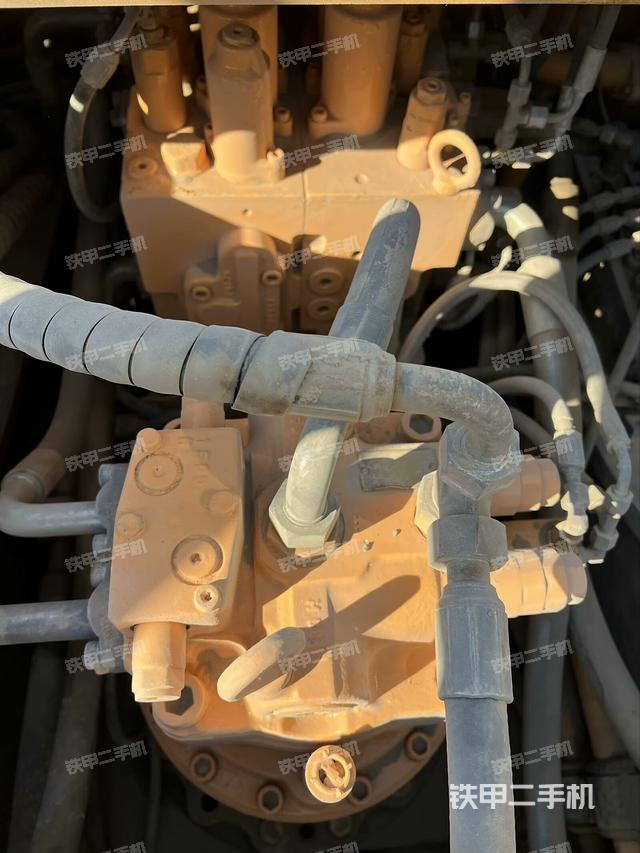 回轉(zhuǎn)馬達(dá)和主控閥（整機(jī)外觀）