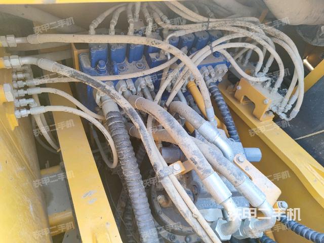 回轉(zhuǎn)馬達(dá)和主控閥(整機(jī)外觀) 回轉(zhuǎn)馬達(dá)和主控閥(整機(jī)外觀)