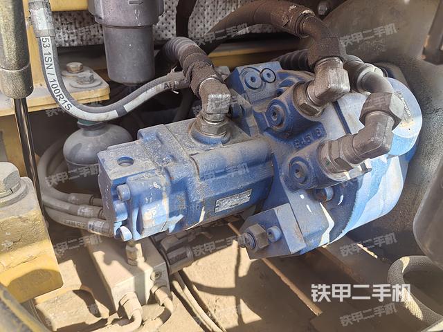 液压泵舱室正面整体（整机外观）