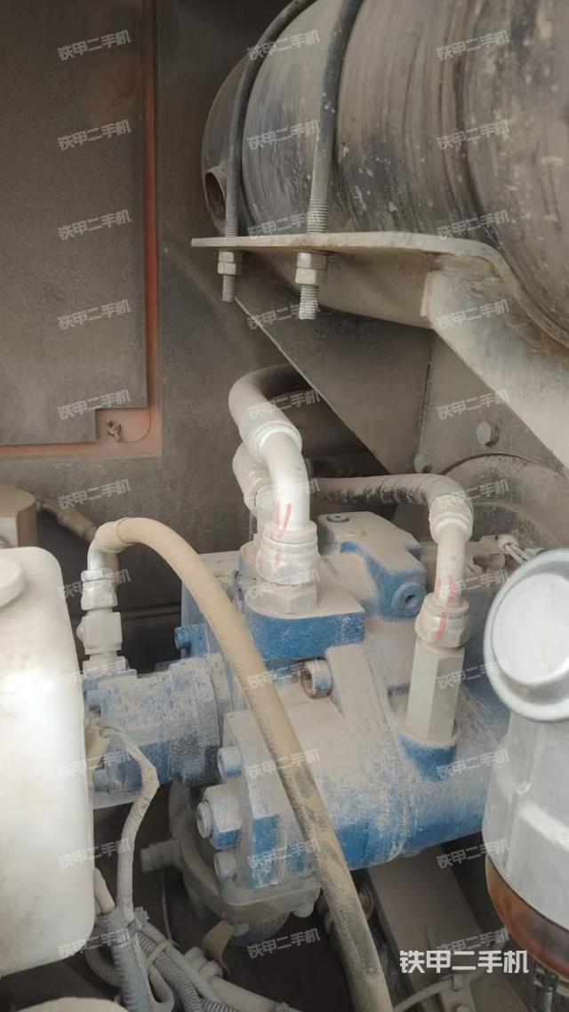 液壓泵艙室正面整體(整機外觀) 液壓泵艙室正面整體(整機外觀)