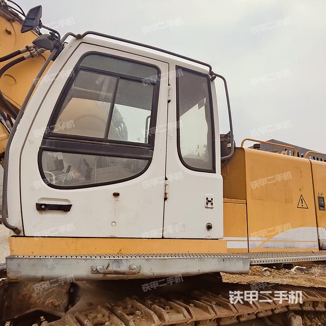 駕駛室整體(整機(jī)外觀) 駕駛室整體(整機(jī)外觀)