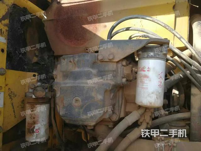 液压泵舱室正面整体（整机外观）