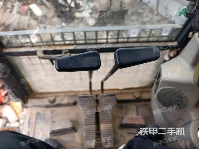 行走控制手柄和踏板?俯拍（駕駛室部分）