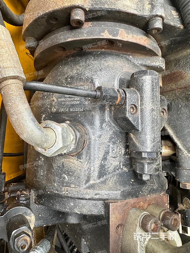 液压泵舱室正面整体（整机外观）