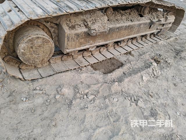 單側(cè)履帶整體(整機(jī)外觀) 單側(cè)履帶整體(整機(jī)外觀)