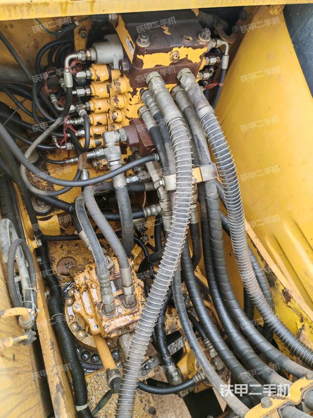 回轉(zhuǎn)馬達(dá)和主控閥（整機(jī)外觀）