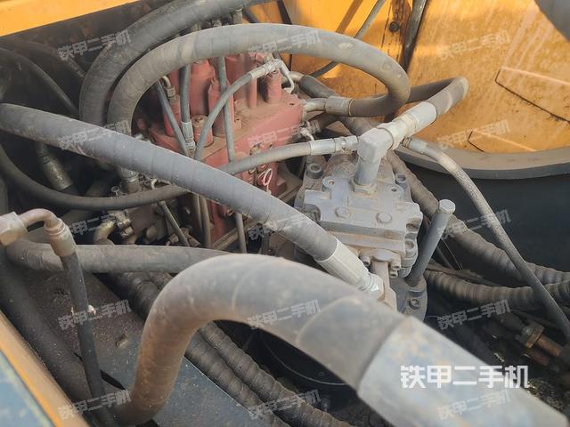 回轉(zhuǎn)馬達(dá)和主控閥(整機(jī)外觀) 回轉(zhuǎn)馬達(dá)和主控閥(整機(jī)外觀)