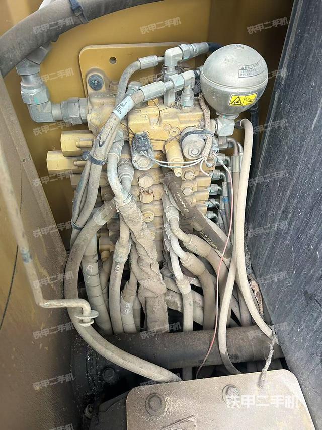 回转马达和主控阀（整机外观）