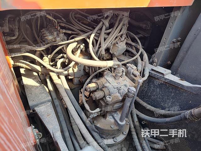回轉(zhuǎn)馬達(dá)和主控閥(整機(jī)外觀) 回轉(zhuǎn)馬達(dá)和主控閥(整機(jī)外觀)