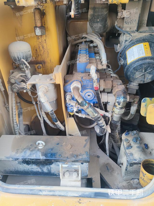 回轉(zhuǎn)馬達(dá)和主控閥（整機外觀）