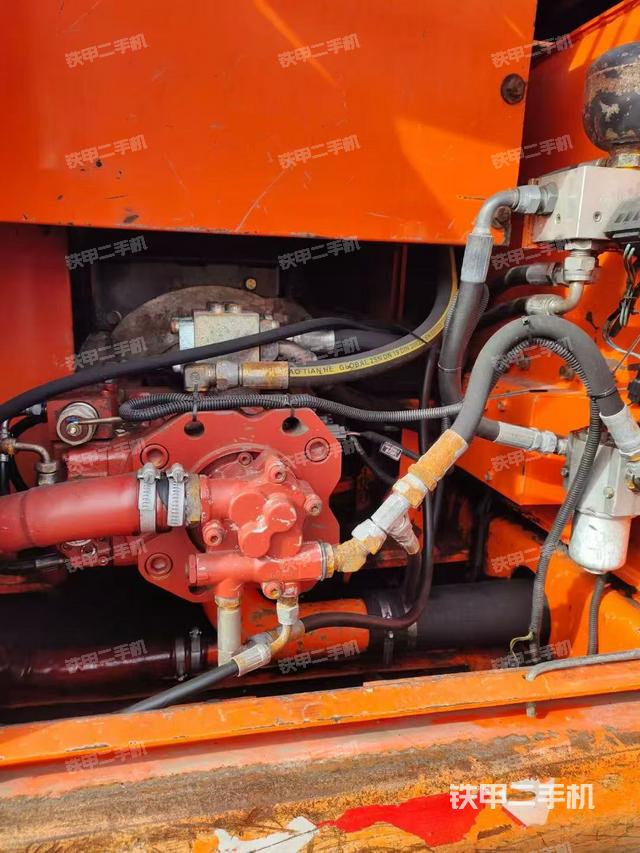 液压泵舱室正面整体（整机外观）