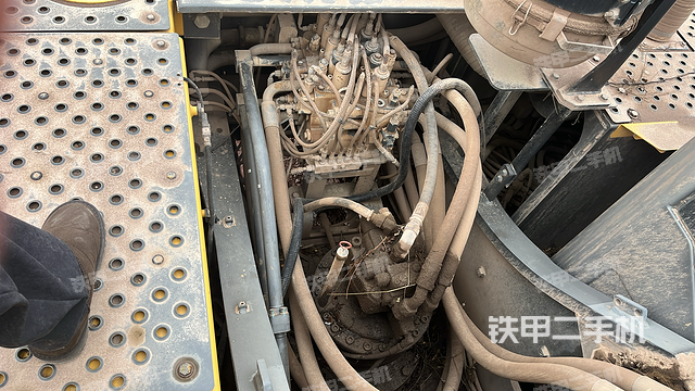 回转马达和主控阀（整机外观）