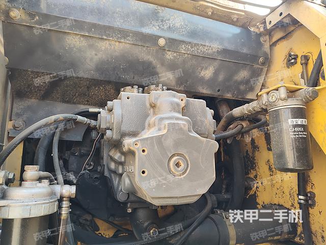 液壓泵艙室正面整體(整機外觀) 液壓泵艙室正面整體(整機外觀)