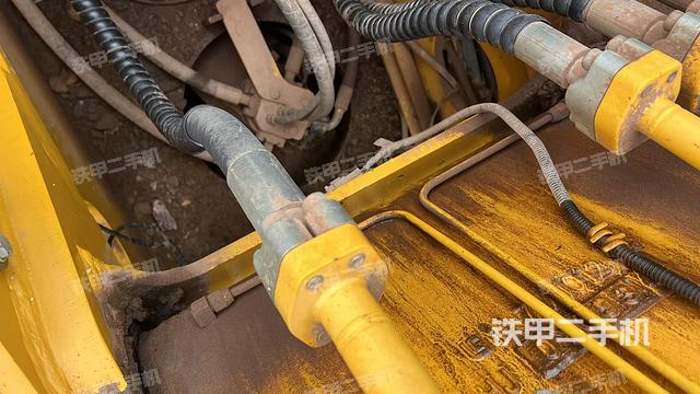 中央回轉(zhuǎn)接頭特寫(xiě)(上車部件) 中央回轉(zhuǎn)接頭特寫(xiě)(上車部件)