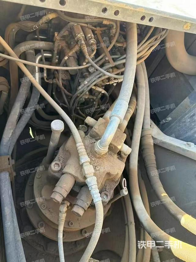 回轉(zhuǎn)馬達和主控閥(整機外觀) 回轉(zhuǎn)馬達和主控閥(整機外觀)