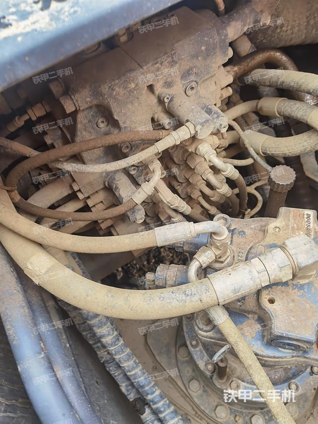 回转马达和主控阀（整机外观）