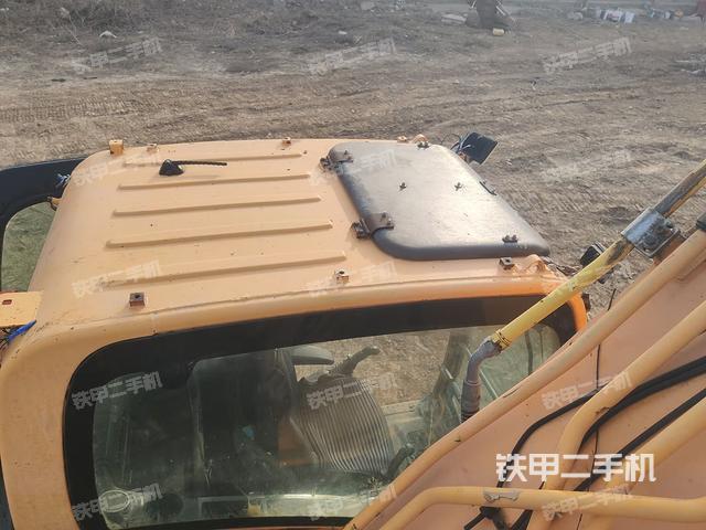 駕駛室頂部(整機(jī)外觀) 駕駛室頂部(整機(jī)外觀)