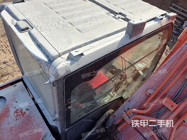 駕駛室頂部(整機(jī)外觀) 駕駛室頂部(整機(jī)外觀)