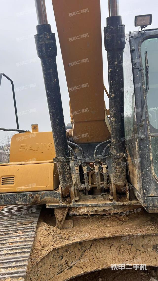 大臂油缸整體?豎拍（工作和回轉(zhuǎn)裝置）