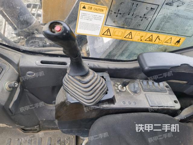 座椅右側(cè)控制臺(tái)/鑰匙門(mén)/油門(mén)/含右手柄(駕駛室部分) 座椅右側(cè)控制臺(tái)/鑰匙門(mén)/油門(mén)/含右手柄(駕駛室部分)