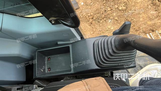 座椅左側(cè)控制臺(tái)/音響/含左手柄（駕駛室部分）