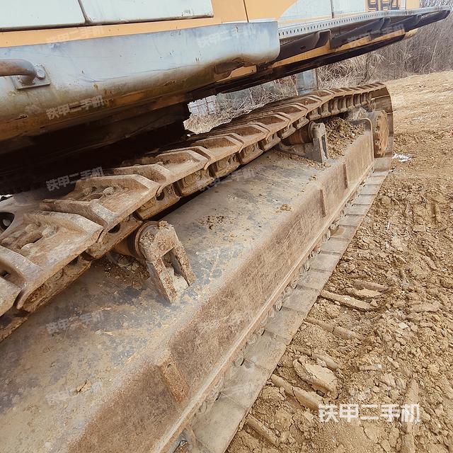 單側(cè)履帶整體(整機(jī)外觀) 單側(cè)履帶整體(整機(jī)外觀)
