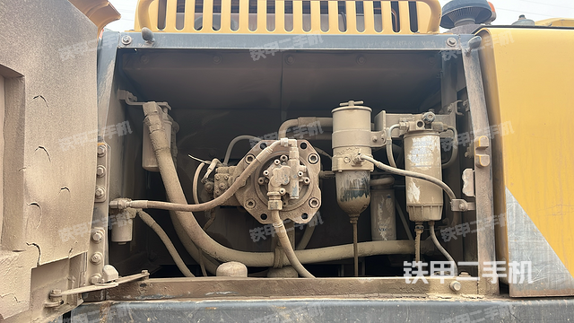 液压泵舱室正面整体（整机外观）