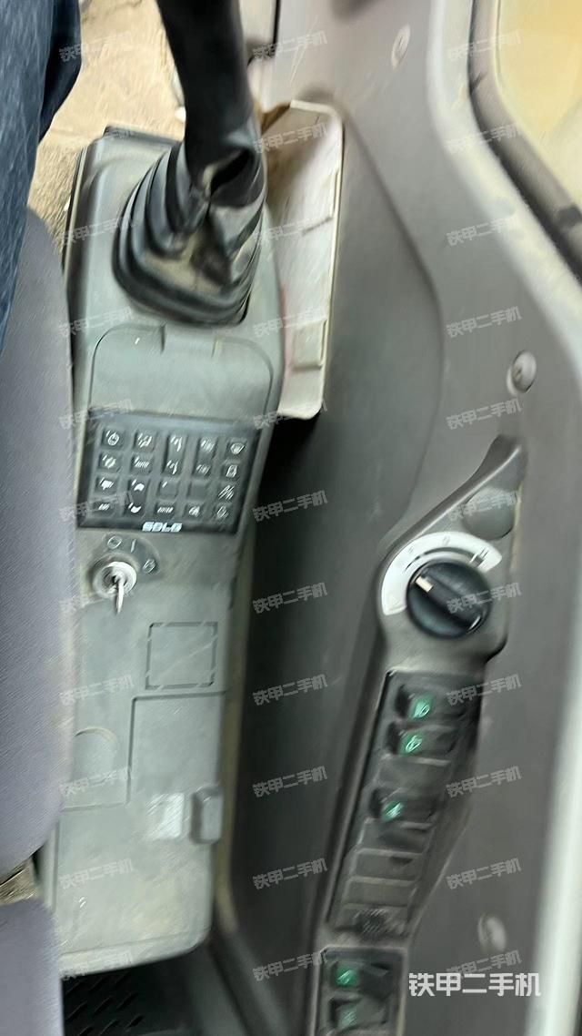 座椅右側(cè)控制臺/鑰匙門/油門/含右手柄（駕駛室部分）