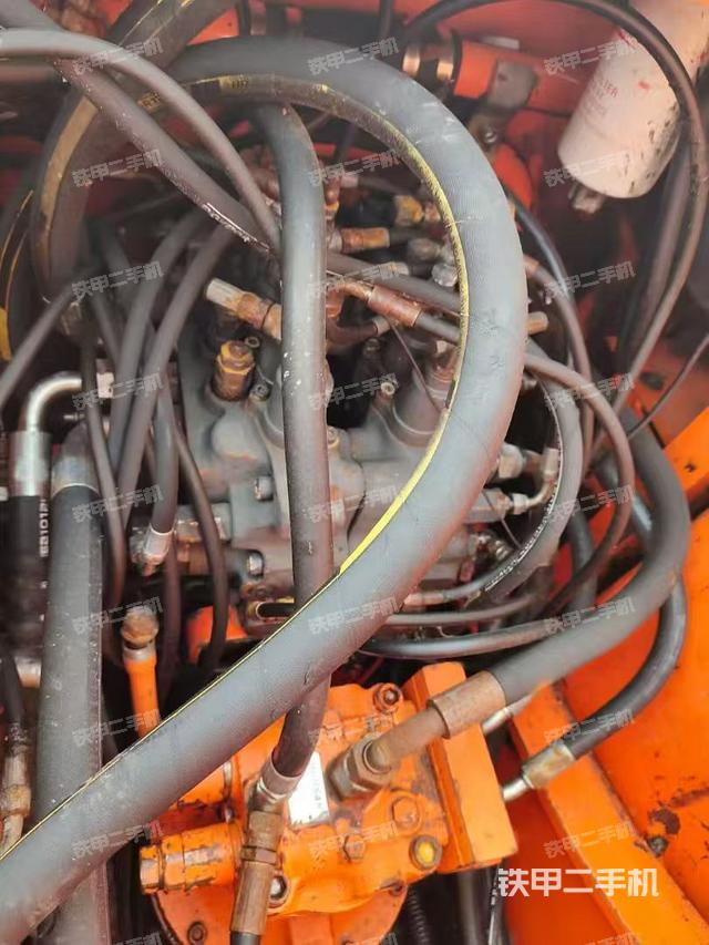 回转马达和主控阀（整机外观）