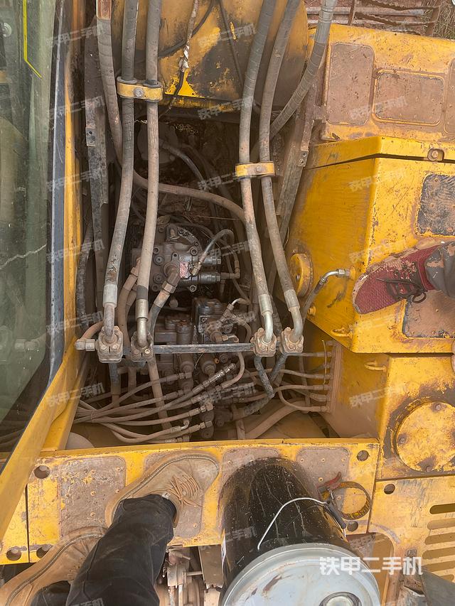 回轉(zhuǎn)馬達(dá)和主控閥（整機(jī)外觀）