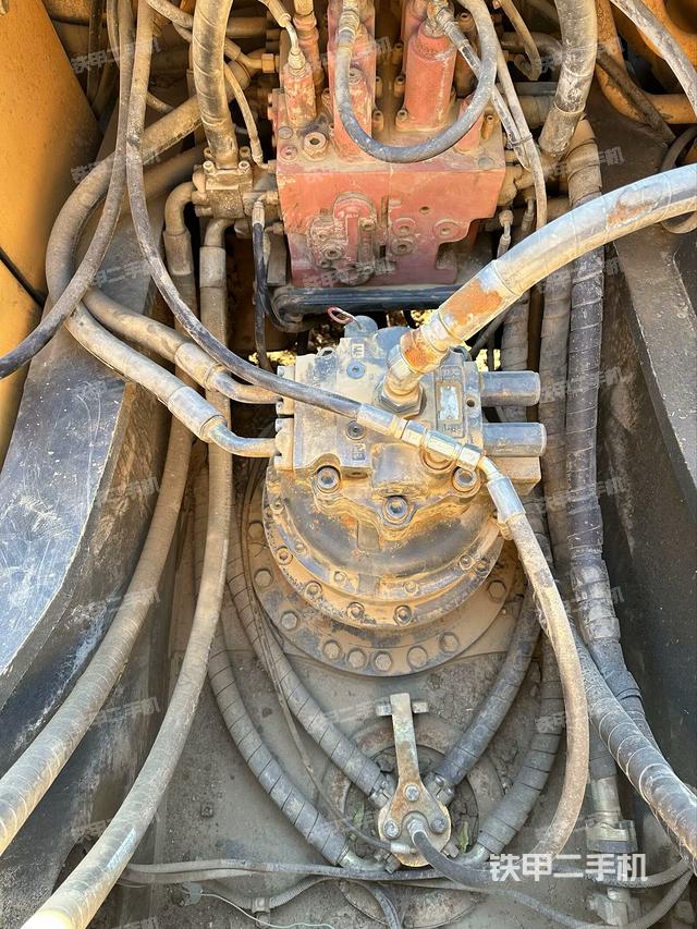 回轉(zhuǎn)馬達(dá)和主控閥（整機(jī)外觀）