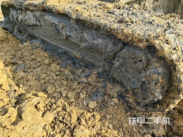 單側(cè)履帶整體(整機(jī)外觀) 單側(cè)履帶整體(整機(jī)外觀)