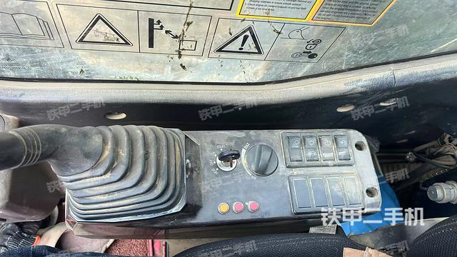 座椅右側(cè)控制臺(tái)/鑰匙門/油門/含右手柄（駕駛室部分）