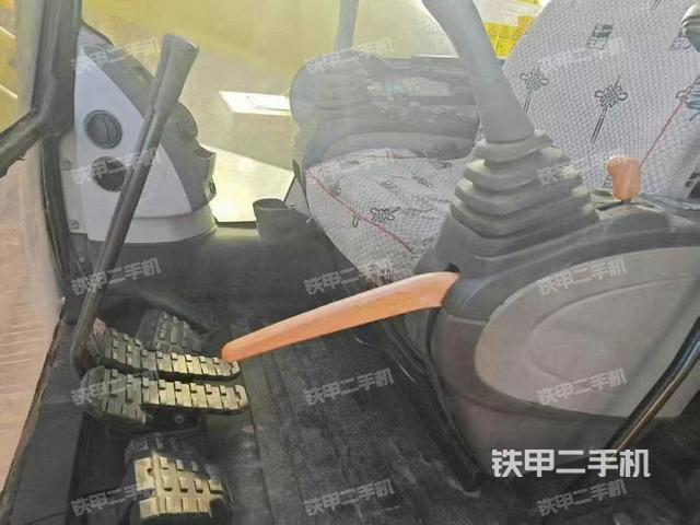 駕駛室整體(整機(jī)外觀) 駕駛室整體(整機(jī)外觀)