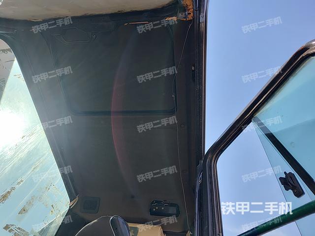 駕駛室頂部(整機(jī)外觀) 駕駛室頂部(整機(jī)外觀)