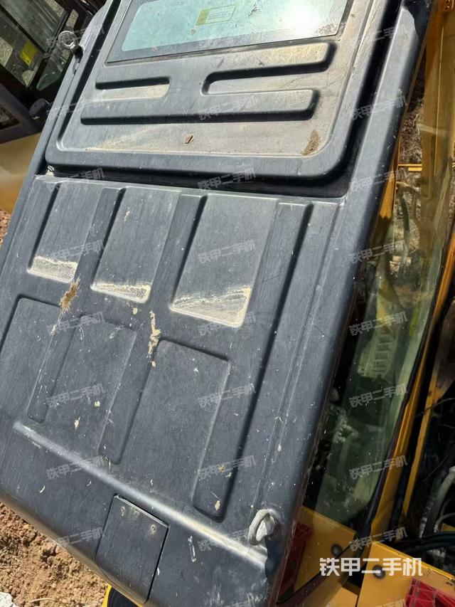 駕駛室頂部(整機(jī)外觀) 駕駛室頂部(整機(jī)外觀)