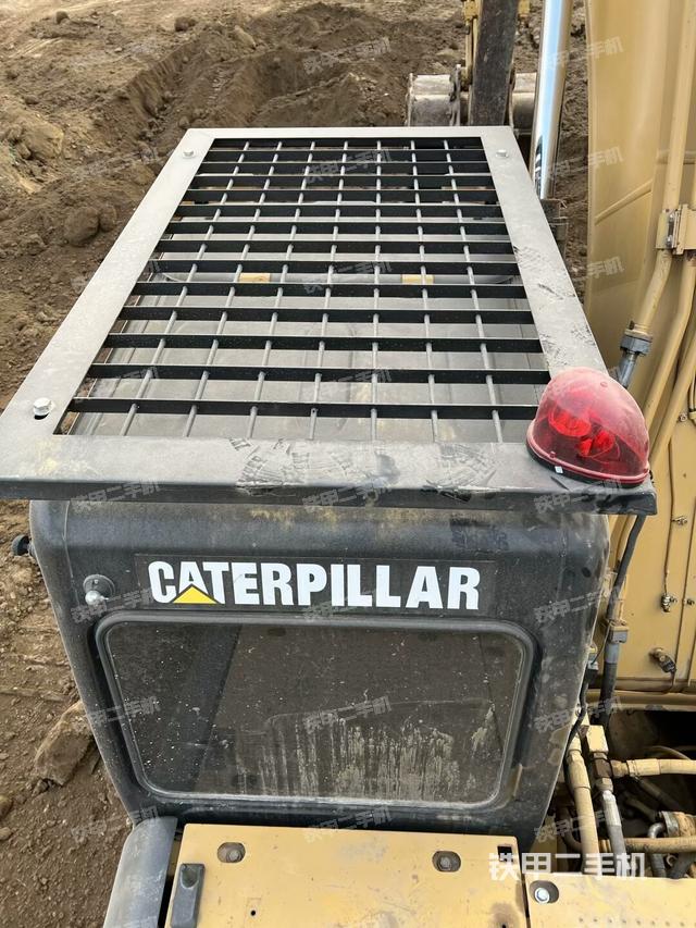 駕駛室頂部（整機外觀）