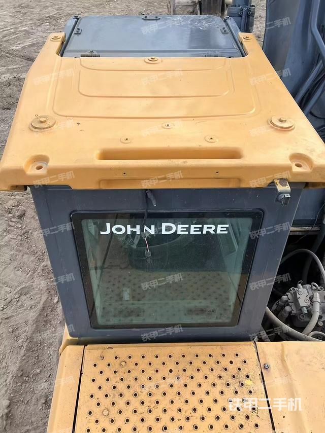 駕駛室頂部(整機(jī)外觀) 駕駛室頂部(整機(jī)外觀)