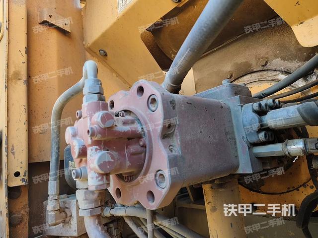 液压泵舱室正面整体（整机外观）