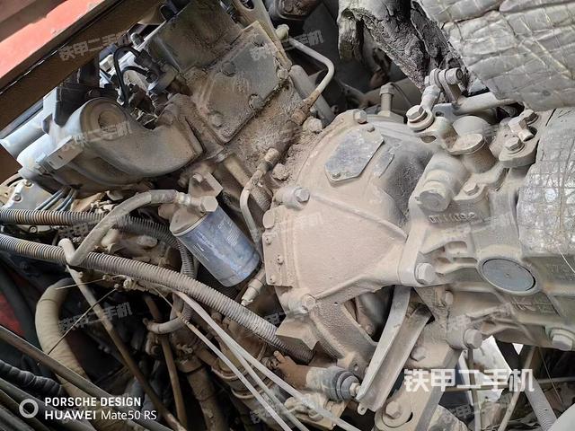 液壓泵艙室正面整體（整機外觀）