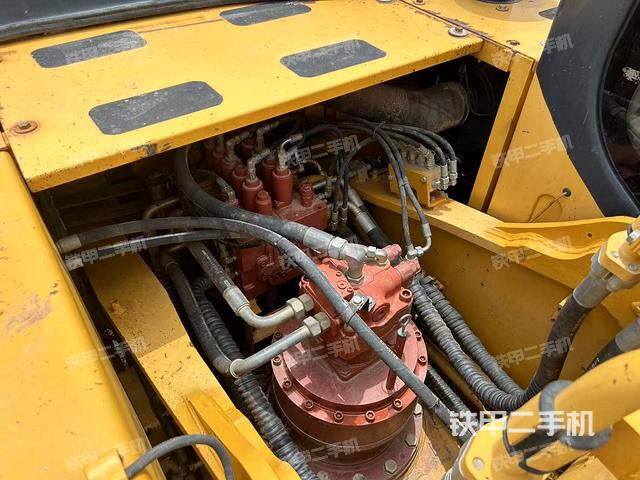 回轉(zhuǎn)馬達(dá)和主控閥（整機(jī)外觀）