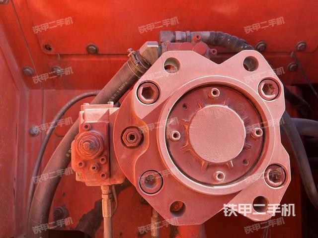 液壓泵艙室正面整體（整機外觀）