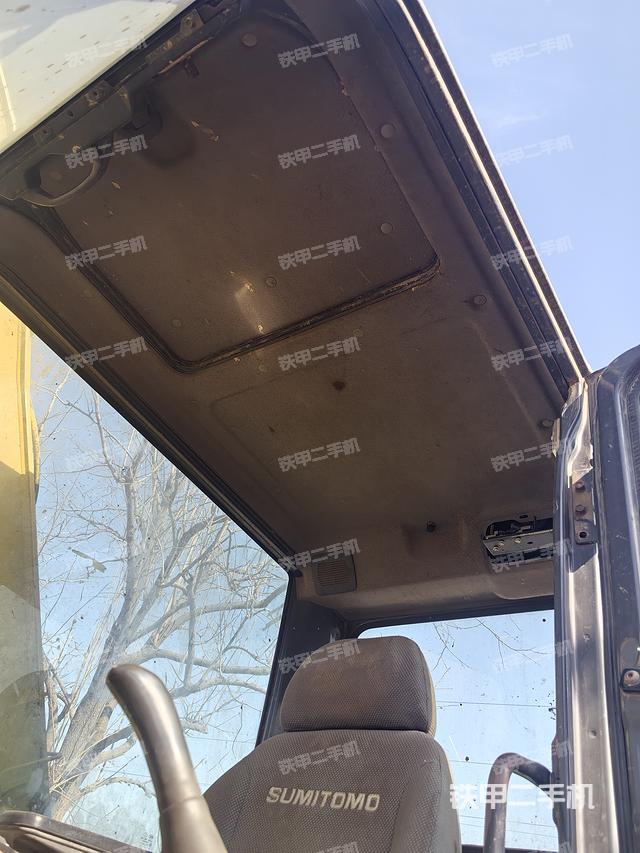 駕駛室頂部(整機(jī)外觀) 駕駛室頂部(整機(jī)外觀)